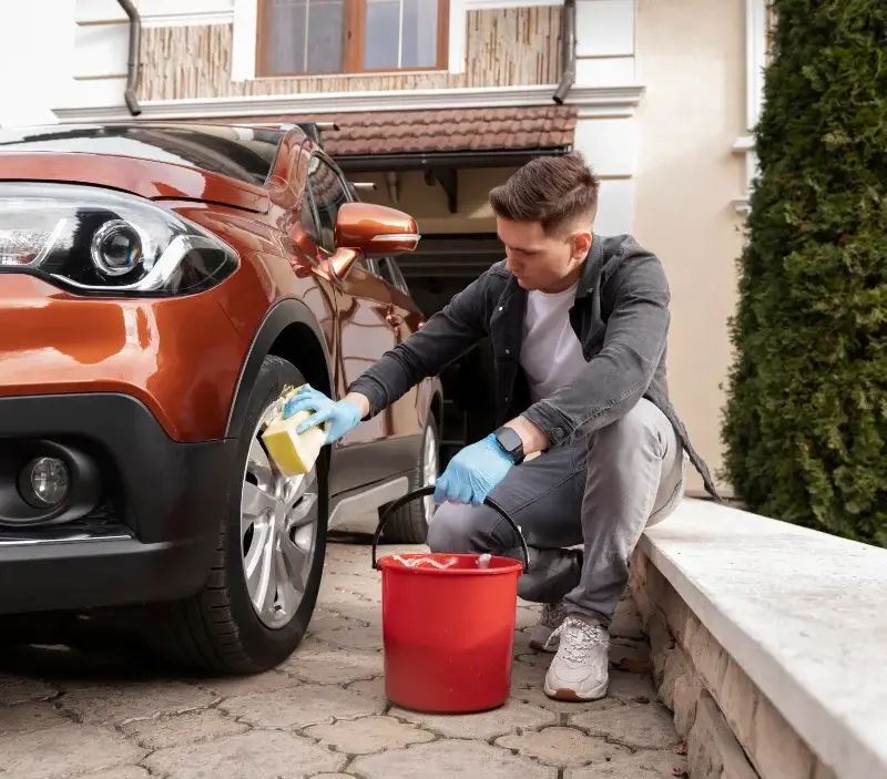 Lavage auto à domicile Endoufielle : professionnel intervenant sur un véhicule